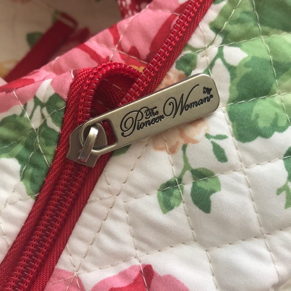 The Pioneer Woman Vintage Floral Travel Bag - Picture 10 of 10